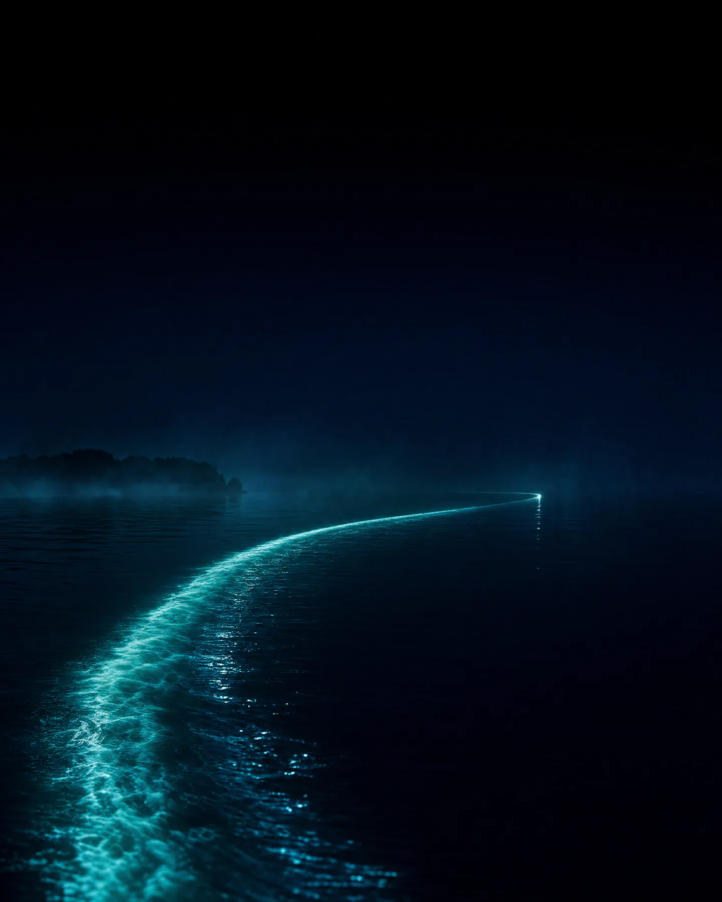 Geschwungene Lichtlinie über dunklem Wasser